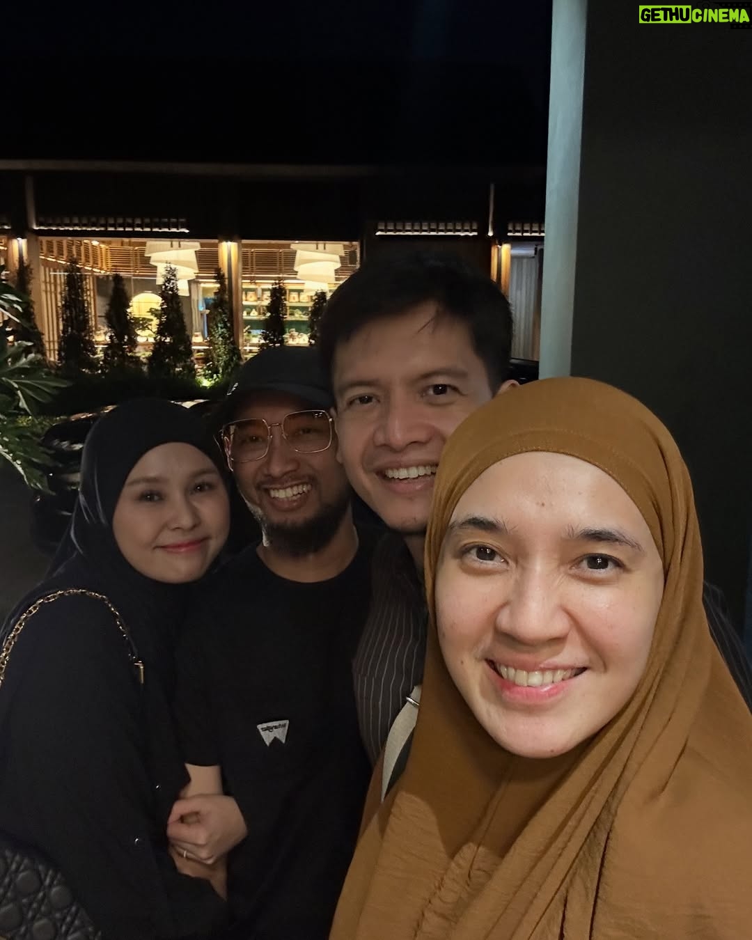 Dhini Aminarti - 14.3K Likes - Selalu aja ada yang seru 🤗
Kapan kita kumpul? @_irishbella_ @haldy_sabri @puadinredi @ryana_dea @ariekuntung @fenitarie @razibawazier @vebbypalwinta