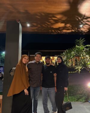 Dhini Aminarti Instagram - Selalu aja ada yang seru 🤗
Kapan kita kumpul? @_irishbella_ @haldy_sabri @puadinredi @ryana_dea @ariekuntung @fenitarie @razibawazier @vebbypalwinta