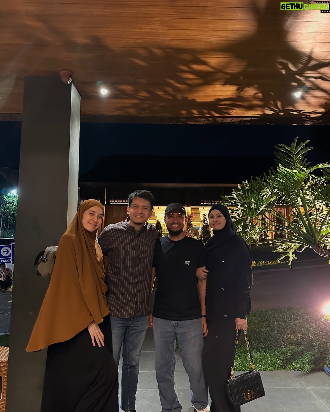 Dhini Aminarti - 14.3K Likes - Selalu aja ada yang seru 🤗
Kapan kita kumpul? @_irishbella_ @haldy_sabri @puadinredi @ryana_dea @ariekuntung @fenitarie @razibawazier @vebbypalwinta