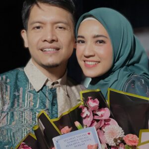 Dhini Aminarti Instagram - Orang yang selaku aku rempongin dalam segala hal
Makaaaaasiii ya selalu support aku, makasiii bunga cantiknya 😍
Makaaasiii juga do’anya mama, biarpun ga dateng
Sayang kalian semua 🤍