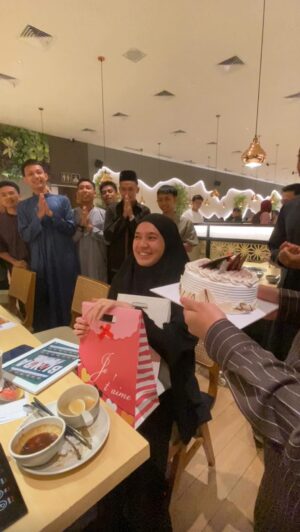 Dhini Aminarti Instagram - Diantara banyaknya pertemuan kehidupan cukuplah pertemuan ini menjadi saksi bahwa kami turut serta dalam segala hal kebaikan Bunda Dhini
.
Barakallah Fii umrik Bunda @dhiniaminarti Semoga asa dan rasa itu tetap terus berpijar menjadi penerang sekitarnya
#rumahquranmusawarah
