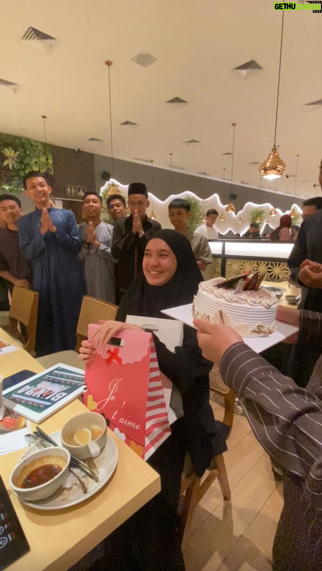 Dhini Aminarti - 24.3K Likes - Diantara banyaknya pertemuan kehidupan cukuplah pertemuan ini menjadi saksi bahwa kami turut serta dalam segala hal kebaikan Bunda Dhini
.
Barakallah Fii umrik Bunda @dhiniaminarti Semoga asa dan rasa itu tetap terus berpijar menjadi penerang sekitarnya

#rumahquranmusawarah