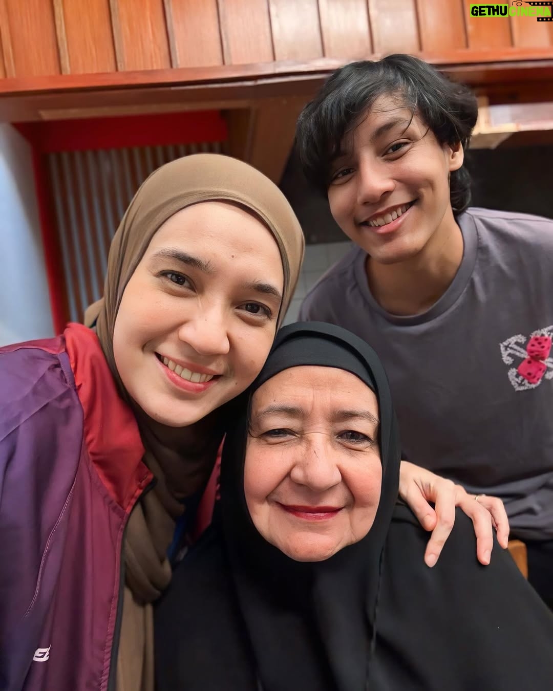 Dhini Aminarti - 30.2K Likes - Happynya Jiddah @nina11shahab kalo ketemu anil @vaincentur