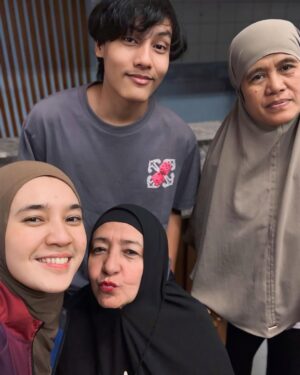 Dhini Aminarti Instagram - Happynya Jiddah @nina11shahab kalo ketemu anil @vaincentur