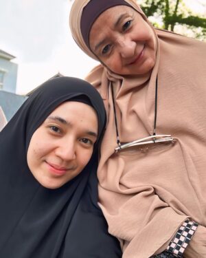 Dhini Aminarti Instagram - Day 1
Maaf lahir batin semuanya 🤗