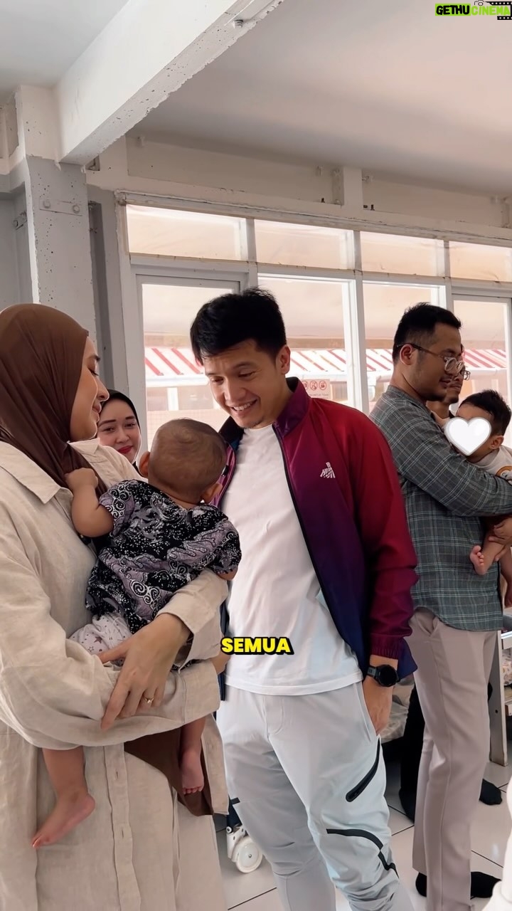Dhini Aminarti - 14.5K Likes - Tangan mungil tak berdosa
Semoga kelak kalian jadi anak2 yang bermanfaat

@paragoncorp @wardahbeauty @kahfeveryday