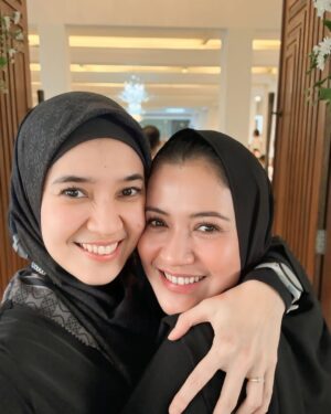 Dhini Aminarti Instagram - Moment menghilangkan kangen, pas halbil 😍