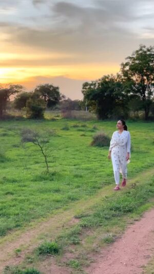 Dhrriti Saharan Reddy Instagram - #slowliving
A stroll at one of our farm lands today & enjoying the sunset singing some swaras 🎶 & the birds chirping and peacocks squawking !
With the nation receiving constant reminders of how unpredictable life is ;
The little pleasures of life have taken a front seat.
Spending time in nature , with music, with self and with loved ones has become a priority , not just for me but for everyone I assume !
Living more mindfully with music and beyond ! ♥️
#indianmusicandmindfulness #soultunes