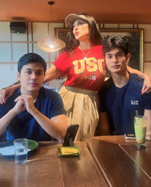 Diah Permatasari Instagram - My TROJANS 🧑🏻🧑🏻🐎🐎
•
I closed my eyes for but a moment,
and suddenly a man stood where a boy used to be..
I may not carry you now in my arms,
but I will always carry you in my heart.
You have given me
so many reasons to be proud of the man
you have become,
but the proudest moment for me is telling others
that you are my sons
I love you
now and forever❤️❤️
May God always protect you wherever you are 🧑🏻🧑🏻
Amen,GBU🙏🏻
•
Raihlah Cita2 kalian Setinggi Langit🙏🏻
#usctrojans
#universityofsoutherncalifornia
#trojanfamily
#thanksgod🙏
#masyaallahtabarakallah💕