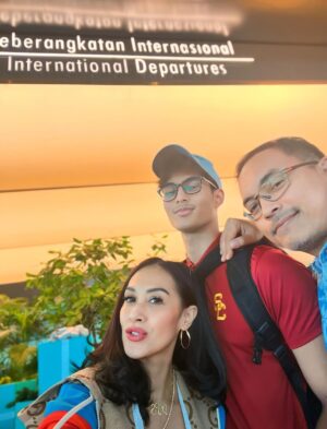 Diah Permatasari Instagram - Safe Flight Ya Nak✈️🇺🇸🙏🏻🤗😘
Waktu cepat Berlalu, Liburan telah usai
Selamat Belajar kembali..
Sampai Bertemu lagi di Liburan Mendatang
Mom Love U❤️ See you Soon❤️
Semoga Marco Selalu dalam Lindungan Allah Swt🙏🏻
#bismillah ✈️🙏🏻
#usc #usctrojan
#losangelescalifornia🇺🇸