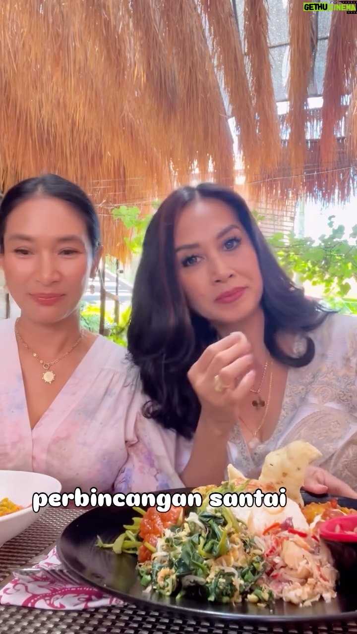 Diah Permatasari - 36K Likes - Happy baru tahu kalo makan ku segunung😅
Itulah tips aku😃
kalau ke Bali selalu ktemu &Mampir ke Restaurant nya sohibku happy sambil  Ngobrol ngalor ngidul😀
ngobrol berbagai macam smua 
di obrolin🤪
Selalu di mintain Tips 🫣padahal gak ada yg istimewa dlm diri aku.. , Tapi ya sudah lah ku bagikan tips Ala2  saja😀Alias Makan segunung🤭 @bikubali