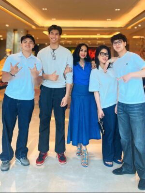 Diah Permatasari Instagram - Mamanya Selalu Menyempil di antara Anaknya ..
Maklum ktemuan nya cuma kalau Liburan saja.. 6 bln sekali..
Jadi setiap ada kesempatan pingin nyempil😀🤭😍
Btw Pemuda2 tampan itu anak2 siapa aja ya?
kayak ga asing ortunya ya?🤭😎
•
Sampai jumpa di Next summer ya Guys😘