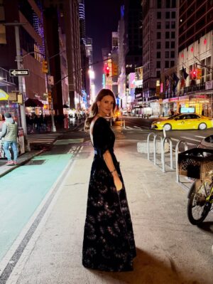 Diana Pereira Instagram - a gala dos Emmy’s iluminou Nova Iorque com elegância, talento e sonhos que ganharam forma. Entre arranha-céus dourados pela luz da noite, vestidos que dançavam com o vento e aplausos que ecoavam emoção, tudo parecia suspenso no tempo.
Manhattan brilhou… #twolovebirds In #NY #love …