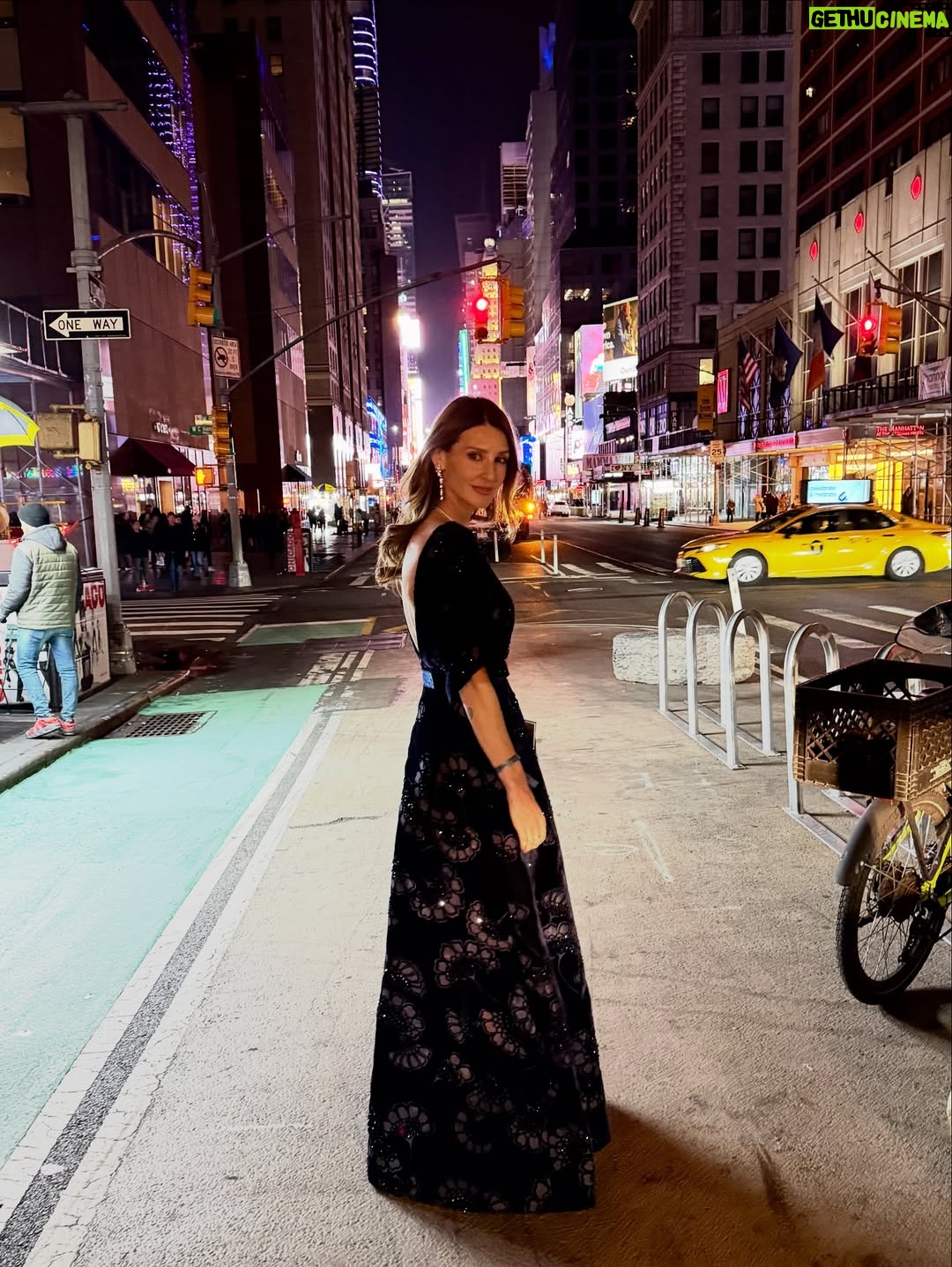 Diana Pereira - 1.6K Likes - a gala dos Emmy’s iluminou Nova Iorque com elegância, talento e sonhos que ganharam forma. Entre arranha-céus dourados pela luz da noite, vestidos que dançavam com o vento e aplausos que ecoavam emoção, tudo parecia suspenso no tempo.
Manhattan brilhou… #twolovebirds In #NY #love …