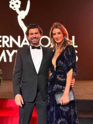 Diana Pereira Instagram - a gala dos Emmy’s iluminou Nova Iorque com elegância, talento e sonhos que ganharam forma. Entre arranha-céus dourados pela luz da noite, vestidos que dançavam com o vento e aplausos que ecoavam emoção, tudo parecia suspenso no tempo.
Manhattan brilhou… #twolovebirds In #NY #love …