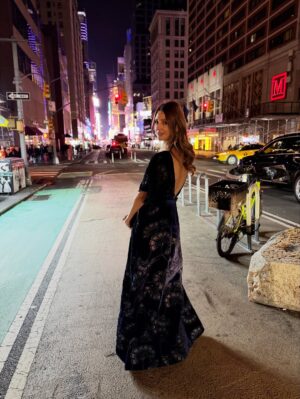Diana Pereira Instagram - a gala dos Emmy’s iluminou Nova Iorque com elegância, talento e sonhos que ganharam forma. Entre arranha-céus dourados pela luz da noite, vestidos que dançavam com o vento e aplausos que ecoavam emoção, tudo parecia suspenso no tempo.
Manhattan brilhou… #twolovebirds In #NY #love …