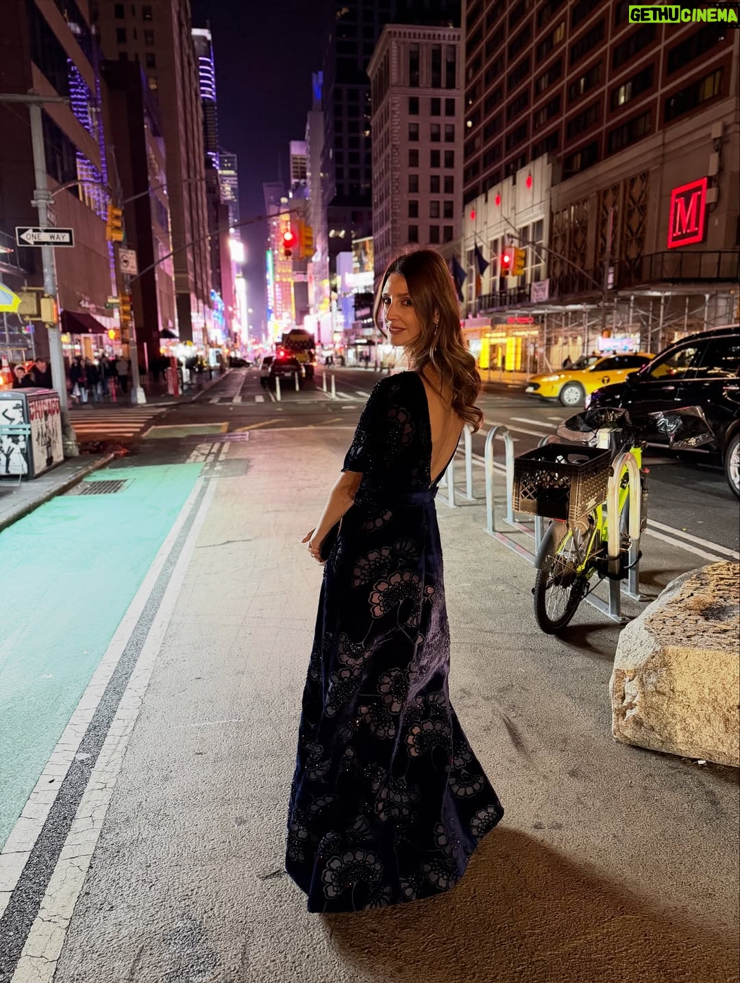 Diana Pereira - 1.6K Likes - a gala dos Emmy’s iluminou Nova Iorque com elegância, talento e sonhos que ganharam forma. Entre arranha-céus dourados pela luz da noite, vestidos que dançavam com o vento e aplausos que ecoavam emoção, tudo parecia suspenso no tempo.
Manhattan brilhou… #twolovebirds In #NY #love …