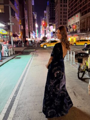 Diana Pereira Instagram - a gala dos Emmy’s iluminou Nova Iorque com elegância, talento e sonhos que ganharam forma. Entre arranha-céus dourados pela luz da noite, vestidos que dançavam com o vento e aplausos que ecoavam emoção, tudo parecia suspenso no tempo.
Manhattan brilhou… #twolovebirds In #NY #love …