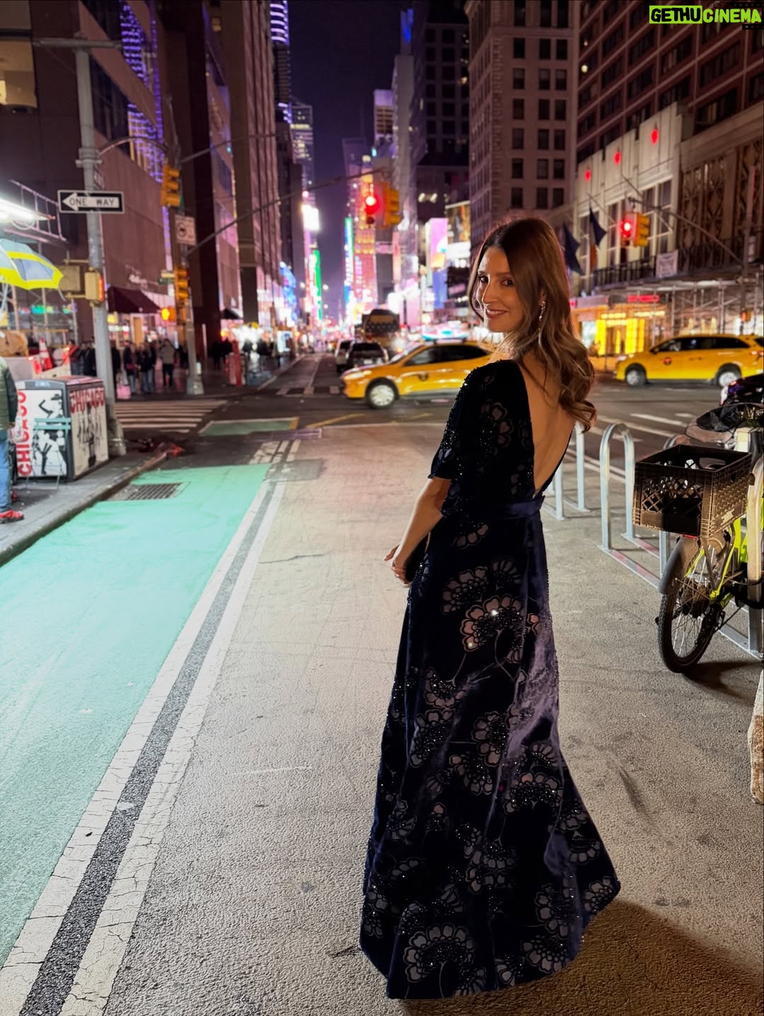 Diana Pereira - 1.6K Likes - a gala dos Emmy’s iluminou Nova Iorque com elegância, talento e sonhos que ganharam forma. Entre arranha-céus dourados pela luz da noite, vestidos que dançavam com o vento e aplausos que ecoavam emoção, tudo parecia suspenso no tempo.
Manhattan brilhou… #twolovebirds In #NY #love …