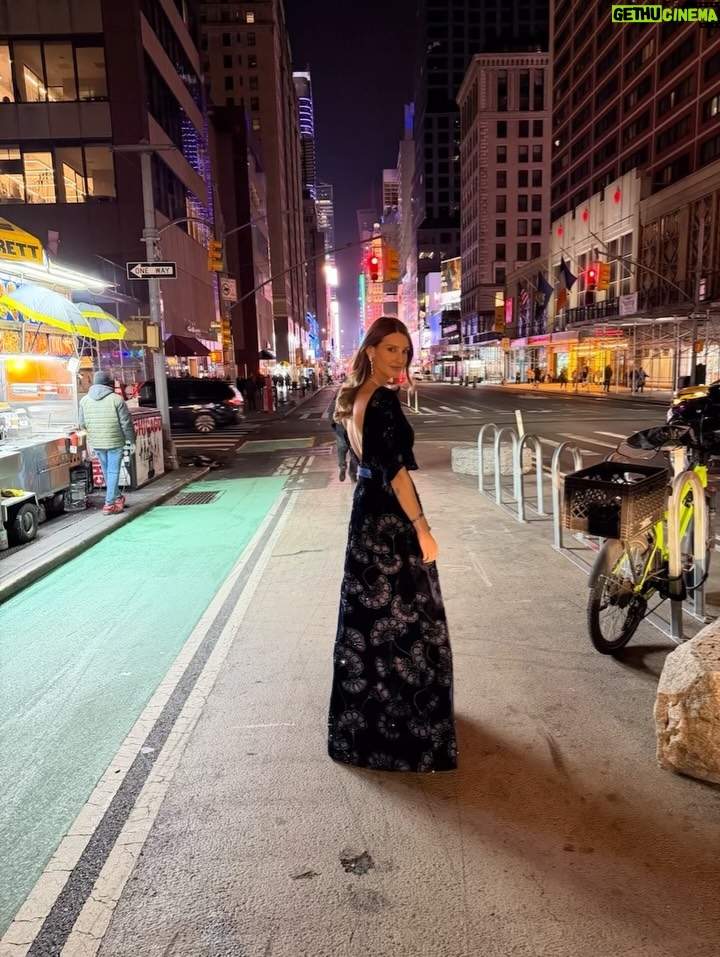 Diana Pereira - 1.6K Likes - a gala dos Emmy’s iluminou Nova Iorque com elegância, talento e sonhos que ganharam forma. Entre arranha-céus dourados pela luz da noite, vestidos que dançavam com o vento e aplausos que ecoavam emoção, tudo parecia suspenso no tempo.
Manhattan brilhou… #twolovebirds In #NY #love …
