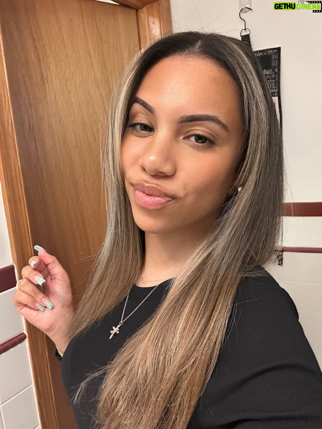 Diannisa Hernandez - 5.7K Likes - Blame the new hair if I start moving funny 💇🏽‍♀️😌