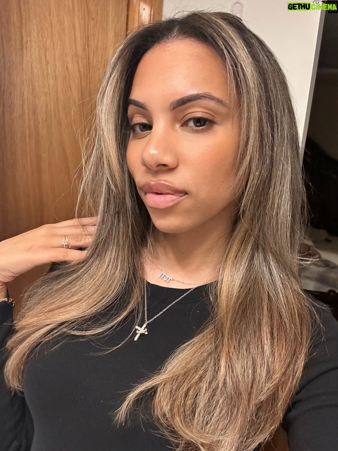 Diannisa Hernandez - 5.7K Likes - Blame the new hair if I start moving funny 💇🏽‍♀️😌