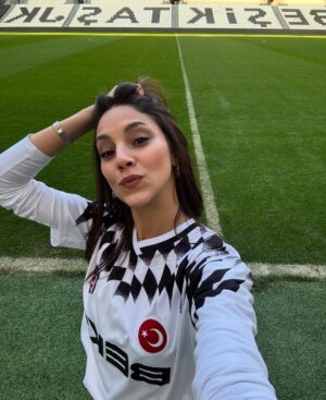 Dilin Döğer Instagram - 🤍🖤