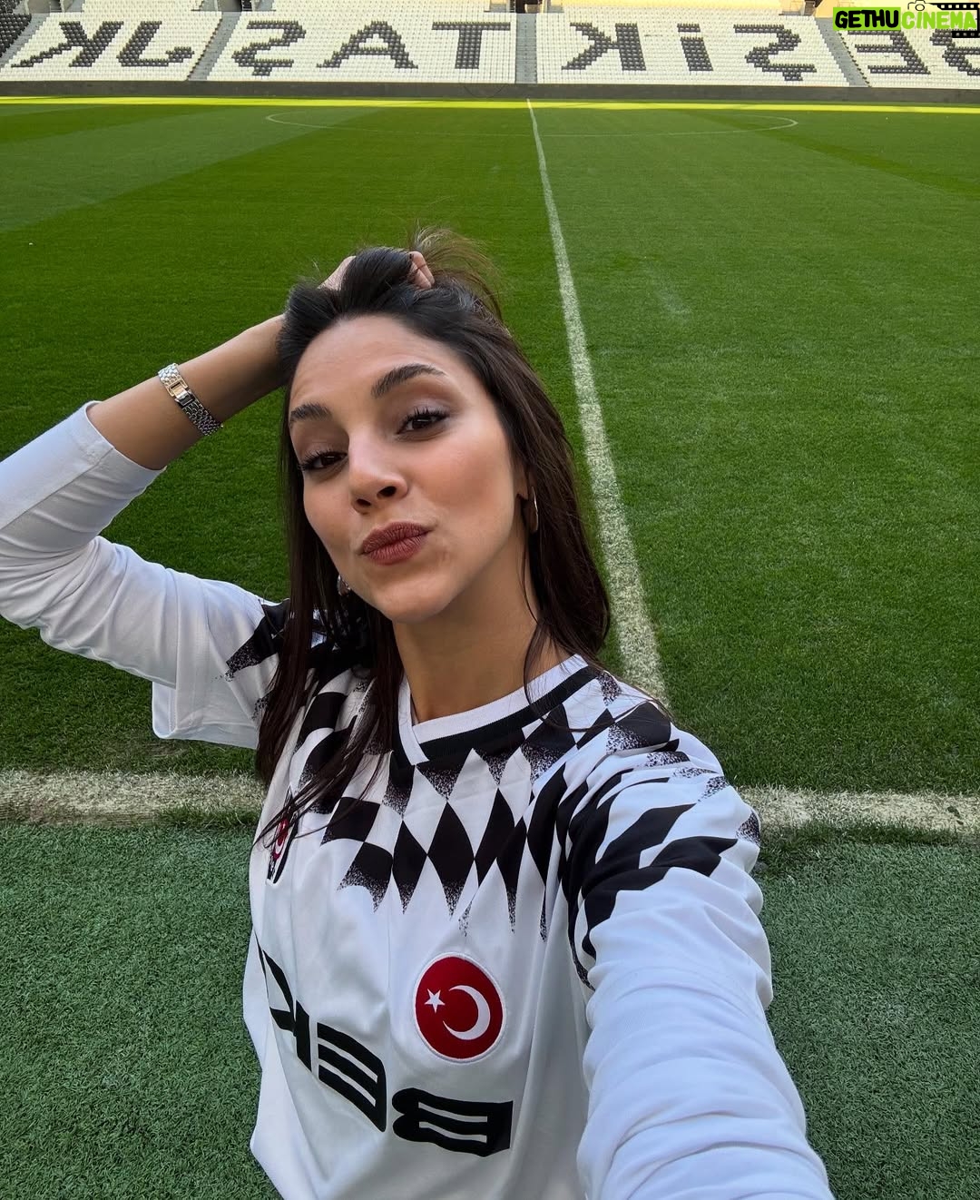 Dilin Döğer - 429.5K Likes - 🤍🖤