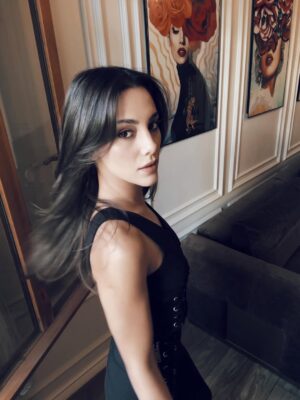 Dilin Döğer Instagram - Pati, bigudi, beyoğlu, isveç, kulak arkası yaz çiçekleri, kamyon arkası yazılar, doğal tepsi, barna ve devrim.