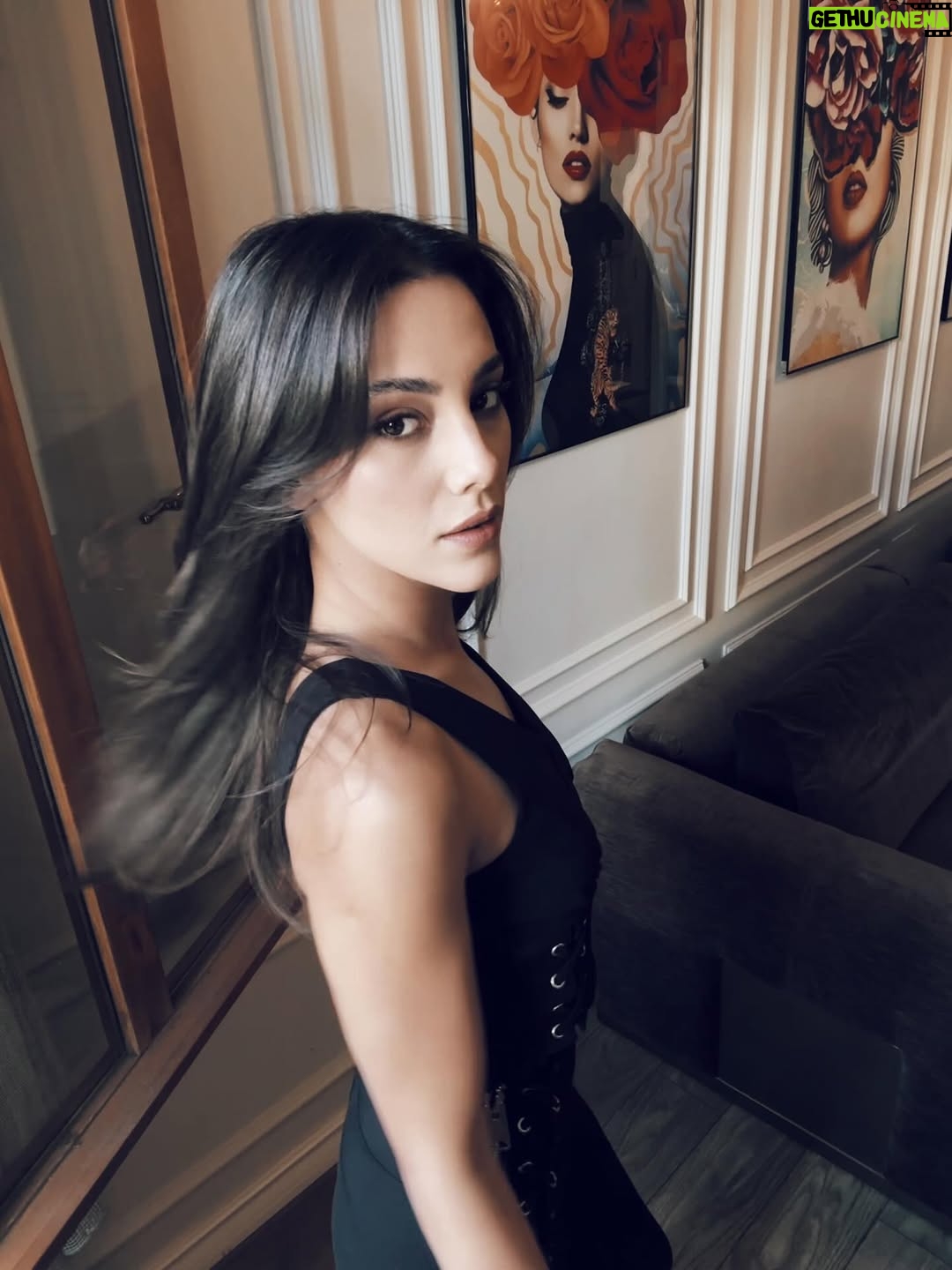 Dilin Döğer - 95.9K Likes - Pati, bigudi, beyoğlu, isveç, kulak arkası yaz çiçekleri, kamyon arkası yazılar, doğal tepsi, barna ve devrim.