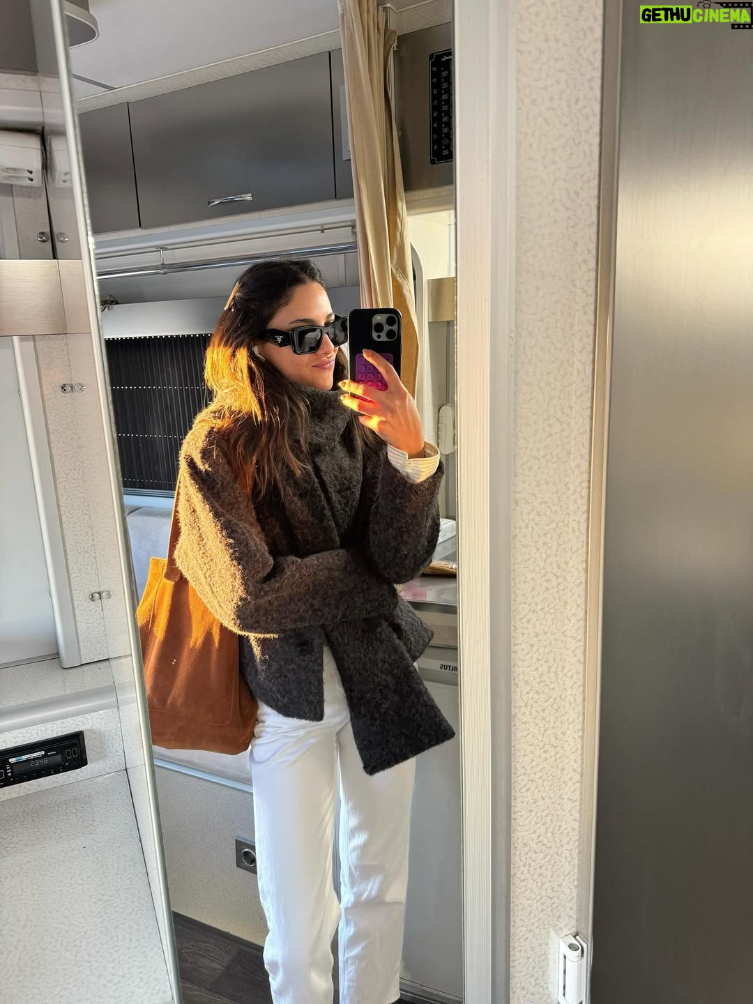 Dilin Döğer - 95.9K Likes - Pati, bigudi, beyoğlu, isveç, kulak arkası yaz çiçekleri, kamyon arkası yazılar, doğal tepsi, barna ve devrim.