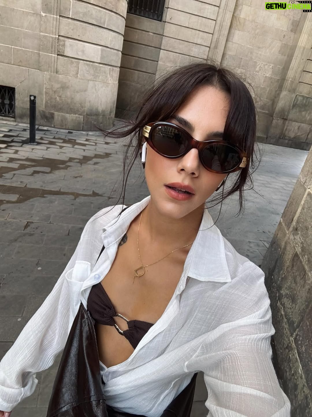 Dilin Döğer - 95.9K Likes - Pati, bigudi, beyoğlu, isveç, kulak arkası yaz çiçekleri, kamyon arkası yazılar, doğal tepsi, barna ve devrim.
