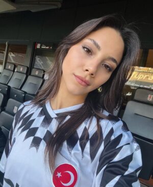 Dilin Döğer Instagram - 🤍🖤