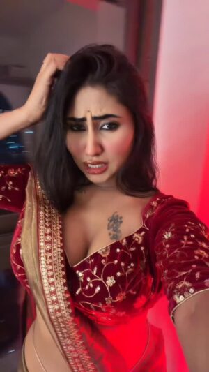Dimple Paul Instagram - Patli kamariya pro max 😛🔥

#trending #explore #viral #transition #dimplepaul