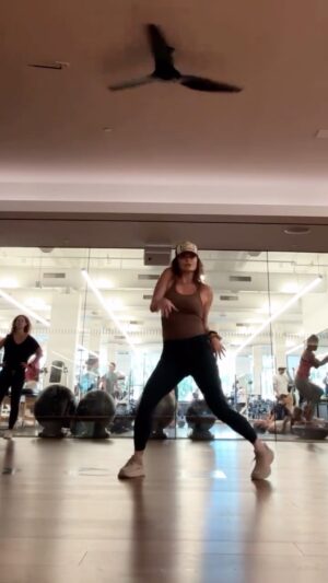 Dina Meyer Instagram - The more I move, the better I feel.
🤷‍♀️❤️🕺

#dance #therapy #movingandshaking  #move #strength #endurance #hearthealth #healthy #strong #happy  #motivation #inspiration #menapause #exercise #instagram #instareels #instalike #reels #starshiptroopers #dizzy #genx