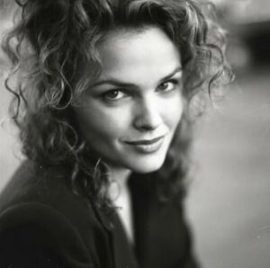 Dina Meyer Instagram - 😱 FROM THE VAULT 😱
Hard to believe this photo was taken 31 years ago. 😳😬

#timeflies #flashbackfriday #tvguide #starshiptroopers #dragonheart #beverlyhills90210 #johnnymnemonic