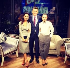 Dinara Satzhan Instagram - Баяночка, құрбым! @bayanmaxatkyzy 
Туған күніңмен шын жүректен құттықтаймын! 🎉
Сен ауқымды ойлайтын,
масштабы кең, нағыз үлкен тұлғасың! 
Жаның да сұлу, жүрегің де мейірімге толы,
ал әзіл-қалжыңың тіптен керемет!

@tursen_alaguzov екеуіңе ұзақ та бақытты ғұмыр тілеймін 🙏
Бір жастықта қартайып, 
тату-тәтті, берекелі өмір сүріңдер.

Барлық армандарың орындалсын!
Оскарға да, Канн арыстанына да жет! 
Сені қатты жақсы көремін! ❤️
