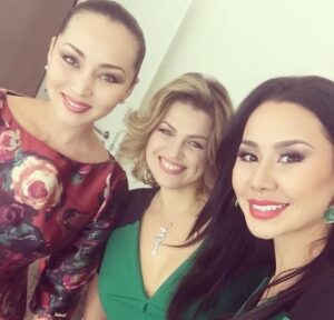 Dinara Satzhan Instagram - Баяночка, құрбым! @bayanmaxatkyzy 
Туған күніңмен шын жүректен құттықтаймын! 🎉
Сен ауқымды ойлайтын,
масштабы кең, нағыз үлкен тұлғасың! 
Жаның да сұлу, жүрегің де мейірімге толы,
ал әзіл-қалжыңың тіптен керемет!

@tursen_alaguzov екеуіңе ұзақ та бақытты ғұмыр тілеймін 🙏
Бір жастықта қартайып, 
тату-тәтті, берекелі өмір сүріңдер.

Барлық армандарың орындалсын!
Оскарға да, Канн арыстанына да жет! 
Сені қатты жақсы көремін! ❤️