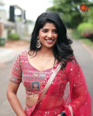 Dipshi Blessy Instagram - அவள்! 😍
#SunTV #DipshiBlessy #SunDigital