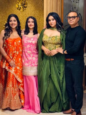 Disha Tewani Instagram - Family is my real glow✨🥰 

[ Post , Feed , FYP , Explore , Family , Instagram ]

#dishatewani #reels #fyp