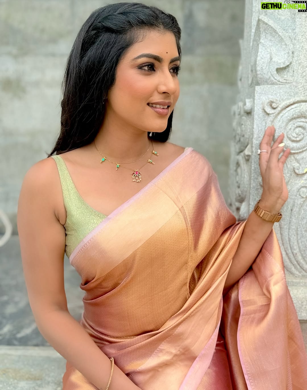 Divya Suresh - 9.9K Likes - Six yards of pure grace 🌸 

.

.#DS #divyasuresh #saree #traditional