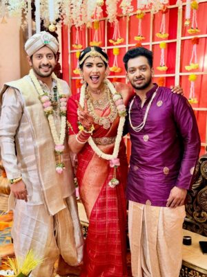 Divya Suresh Instagram - “ Sharade” family ❤️😍 watch “Sharade “serial only on @starsuvarna at 6:30pm 
.

@starsuvarna 
 

. Jewels: @premakangan 😍
.

.#DS #divyasuresh #jyothika #sharade #starsuvarna I’m