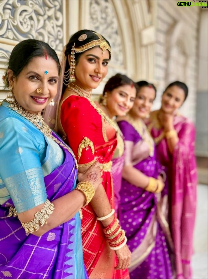 Divya Suresh - 42.9K Likes - “ Sharade” family ❤️😍 watch “Sharade “serial only on @starsuvarna at 6:30pm 
.

@starsuvarna 
 

. Jewels: @premakangan 😍
.

.#DS #divyasuresh #jyothika #sharade #starsuvarna I’m