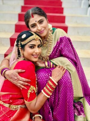 Divya Suresh Instagram - “ Sharade” family ❤️😍 watch “Sharade “serial only on @starsuvarna at 6:30pm 
.

@starsuvarna 
 

. Jewels: @premakangan 😍
.

.#DS #divyasuresh #jyothika #sharade #starsuvarna I’m