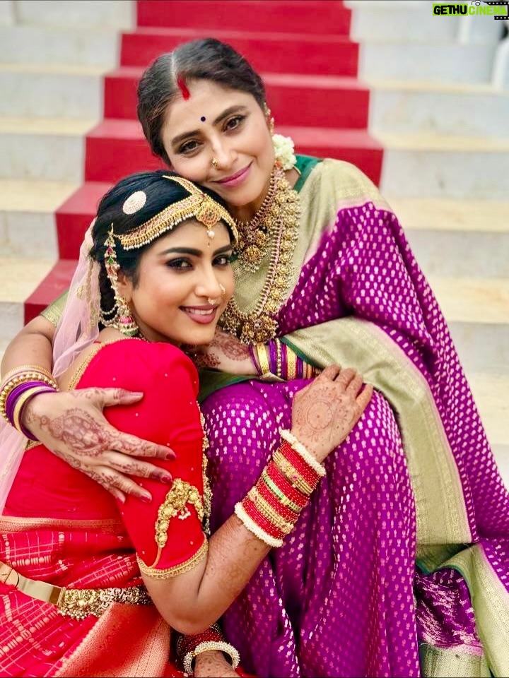 Divya Suresh - 42.9K Likes - “ Sharade” family ❤️😍 watch “Sharade “serial only on @starsuvarna at 6:30pm 
.

@starsuvarna 
 

. Jewels: @premakangan 😍
.

.#DS #divyasuresh #jyothika #sharade #starsuvarna I’m