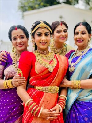 Divya Suresh Instagram - “ Sharade” family ❤️😍 watch “Sharade “serial only on @starsuvarna at 6:30pm 
.

@starsuvarna 
 

. Jewels: @premakangan 😍
.

.#DS #divyasuresh #jyothika #sharade #starsuvarna I’m