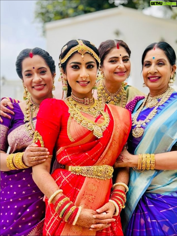 Divya Suresh - 42.9K Likes - “ Sharade” family ❤️😍 watch “Sharade “serial only on @starsuvarna at 6:30pm 
.

@starsuvarna 
 

. Jewels: @premakangan 😍
.

.#DS #divyasuresh #jyothika #sharade #starsuvarna I’m