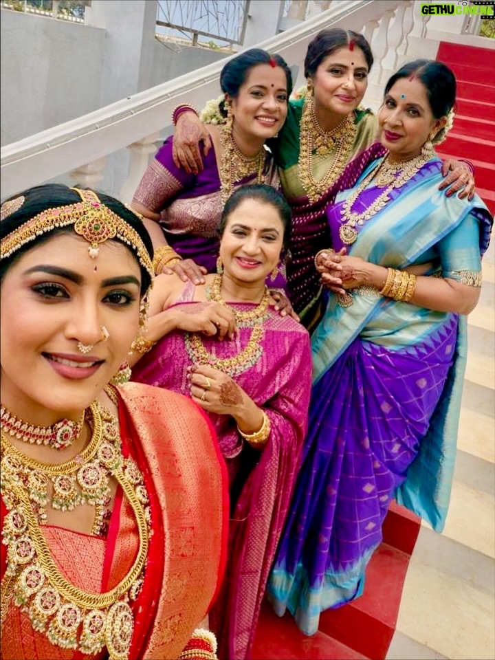 Divya Suresh - 42.9K Likes - “ Sharade” family ❤️😍 watch “Sharade “serial only on @starsuvarna at 6:30pm 
.

@starsuvarna 
 

. Jewels: @premakangan 😍
.

.#DS #divyasuresh #jyothika #sharade #starsuvarna I’m