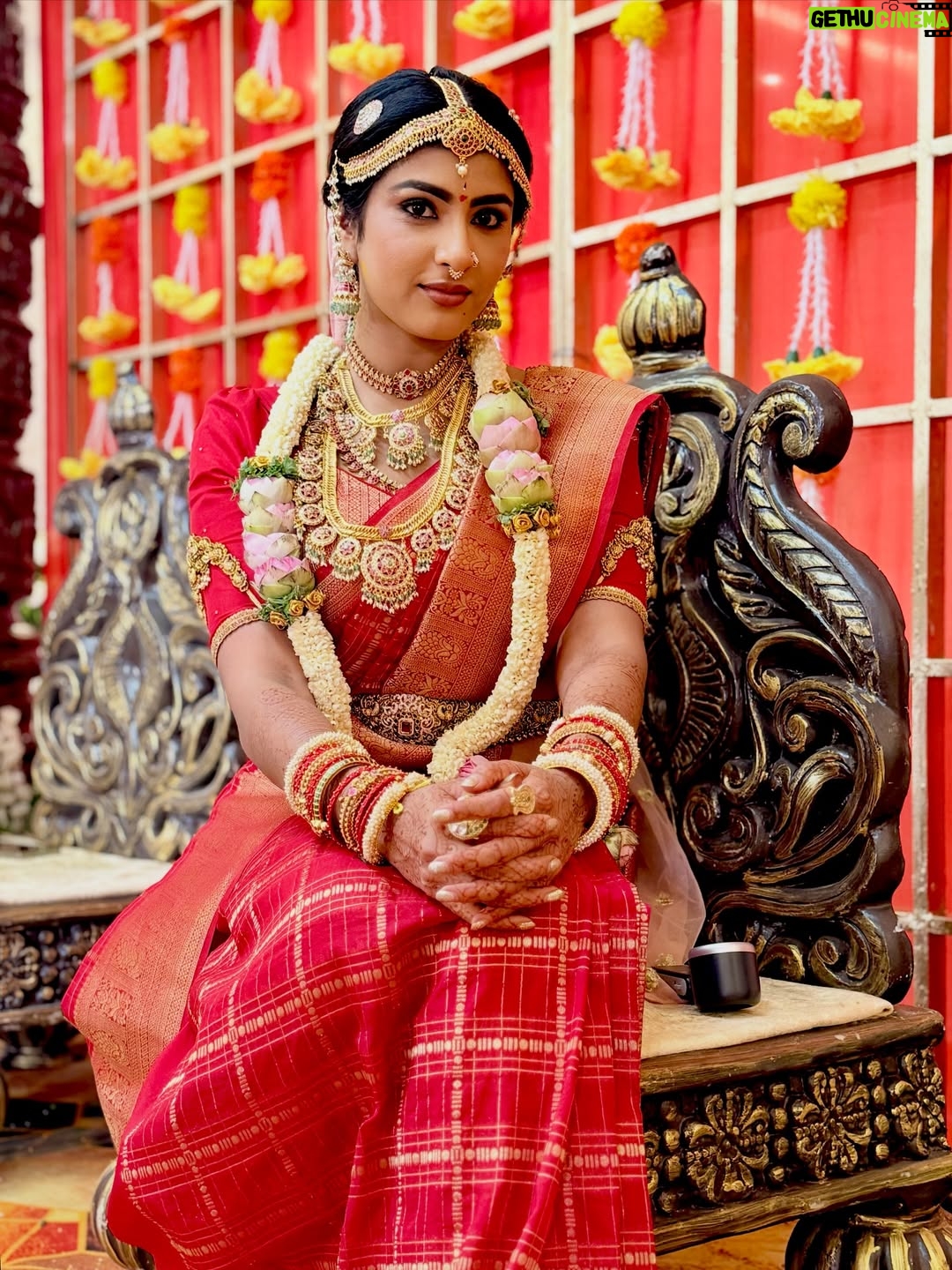 Divya Suresh - 42.9K Likes - “ Sharade” family ❤️😍 watch “Sharade “serial only on @starsuvarna at 6:30pm 
.

@starsuvarna 
 

. Jewels: @premakangan 😍
.

.#DS #divyasuresh #jyothika #sharade #starsuvarna I’m