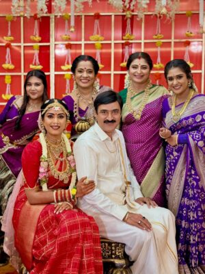 Divya Suresh Instagram - “ Sharade” family ❤️😍 watch “Sharade “serial only on @starsuvarna at 6:30pm 
.

@starsuvarna 
 

. Jewels: @premakangan 😍
.

.#DS #divyasuresh #jyothika #sharade #starsuvarna I’m